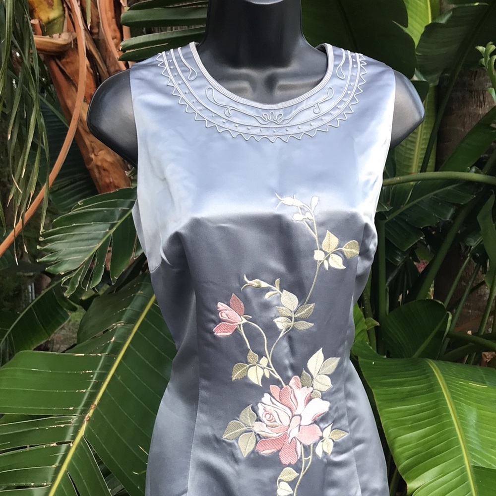 Embroidered satin column maxi dress or CheongSam - Picture 3 of 17
